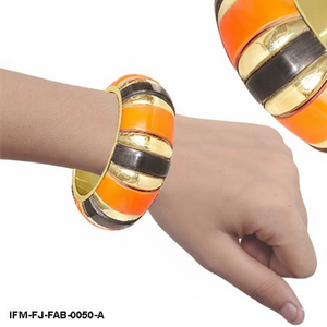 Bracelet manchette artisanal audacieux en résine rayée orange, noire et dorée, bijou bohème épais pour femme - Product Image 4