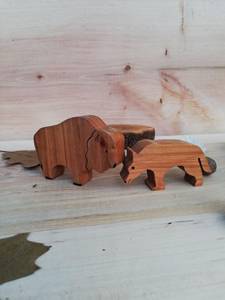 Figurines d'ours en bois sculptées à la main, décor animalier autoportant, ensemble de 3 pièces pour la décoration intérieure - Product Image 1