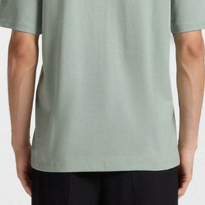 T-shirt basique uni pour homme avec logo personnalisé, en coton écologique, pour un look décontracté et tendance en été. - Product Image 6