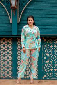 Conjunto coordinado azul hielo - Conjunto de 2 piezas, blazer con cinturón y pantalón, conjunto coordinado de blazer y pantalón de algodón puro con estampado floral. - Product Image 2