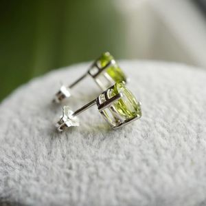 Boucles d'oreilles clous vertes de luxe minimalistes en argent sterling plaqué or 18 carats avec péridot naturel taille ovale, élégantes pour mariage ou soirée, cadeau idéal - Product Image 3