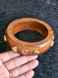 Bracelet manchette large en bois naturel géométrique, à facettes et à grain de bois, pour femme - Product Image 5