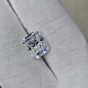Excelente forma radiante de alta calidad y piedra preciosa suelta de moissanita cortada para un proceso de fabricación de joyas con estilo - Product Image 1