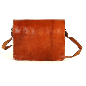 Biyadina, bandolera hecha a mano de cuero genuino rojo Vintage Premium para hombre, estilo de moda de artesano altamente calificado - Product Image 1