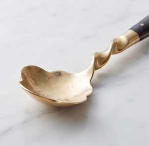 Cuillère de service vintage plaquée or avec tige torsadée et manche en bois, cuillère à thé en forme de feuille - Product Image 3