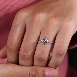 Anillo de compromiso de diamante cultivado en laboratorio de corte Asscher con ajuste de pavé de Halo oculto, oro blanco sólido de 18 quilates, regalo de aniversario de moda - Product Image 2