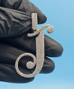 Colgante de Lujo con Letra J de Moissanita, Plata 925, Micro Pavé, Corte Brillante Redondo, Unisex, para Uso Diario - Product Image 1