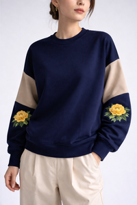 เสื้อสเวตเชิ้ตผู้หญิงลำลองแบบคัลเลอร์บล็อก ปักลายดอกโบตั๋น ทรงโอเวอร์ไซส์ คอกลม แบบสวมหัว-OEM/ODM เวียดนาม ฤดูใบไม้ผลิ/ฤดูหนาว - Product Image 2