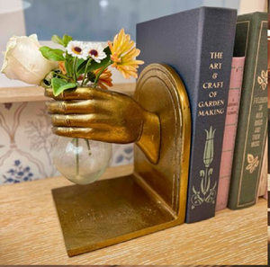 Porte-livres vintage en feuille d'or contenant des livres classiques sur un bureau en bois. Design floral intemporel. Disponible aux prix de gros. - Product Image 4