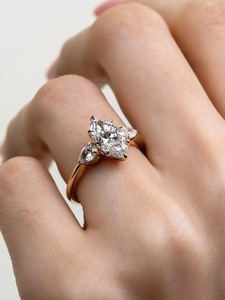 Bague de fiançailles de luxe en or 18K/14K/10K avec diamant taille marquise de 2,00 ct, bague de mariée trois pierres, bijoux fins personnalisés en gros - Product Image 3