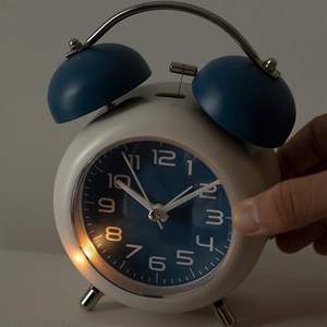 Réveil au design classique moderne et luxueux |   Horloge de table analogique silencieuse sans tic-tac, sonnerie forte, veilleuse, cadran lumineux, bureau - Product Image 4