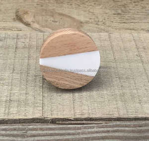 Nouvelle poignée de haute qualité boutons en résine de bois fabriqués à la main avec un design floral complexe parfait pour les armoires et les meubles - Product Image 1