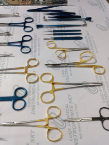 Ensemble d'instruments de chirurgie plastique personnalisés pour les interventions esthétiques, kit chirurgical professionnel en acier inoxydable pour les hôpitaux et les cliniques - Product Image 5