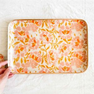 Plateau de service rectangulaire en métal émaillé à motifs floraux décoratifs pour la maison, la cuisine et les restaurants - Vente en gros - Product Image 1
