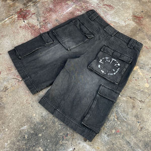 Shorts cargo noirs pour hommes, taille mi-haute, fermeture boutonnée, en toile de coton délavée, style workwear, poches, logo au dos - Product Image 1