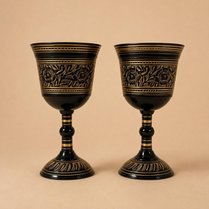 Copa de Vino de Latón con Acabado Negro Antiguo y Grabado Floral Dorado, Cáliz Decorativo para Decoración de Mesa de Bar en Casa y Ocasiones Especiales - Product Image 1