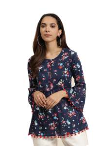 Haut évasé en coton bleu à imprimé floral pour femme avec manches cloche et col rond, conçu pour un style décontracté ethnique estival mondial - Product Image 3