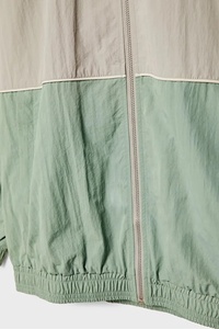 เสื้อแจ็คเก็ตกันลมน้ำหนักเบาแบบสีตัดต่อสำหรับผู้หญิง ทรงโอเวอร์ไซส์ แต่งผ้าแบบแพทช์เวิร์ค พร้อมปกตั้ง - Product Image 5