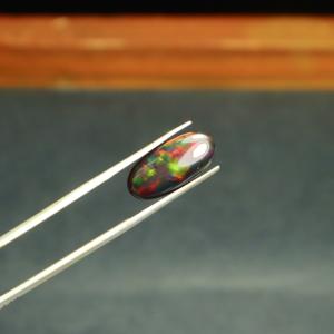 Ópalo Negro Natural Multifuego de 4.40 Quilates, Cabujón Ovalado Pulido de 19x9mm, Gema Suelta para Joyería - Product Image 2