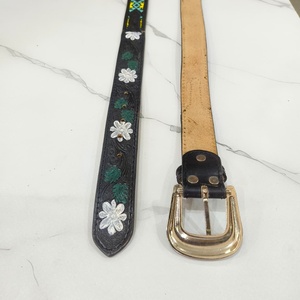 Cinturón de Cuero 100% Genuino con Bordado Floral a Mano, Hebilla Plateada Estilo Western, Diseño Étnico Casual y Duradero - Product Image 3