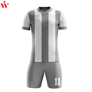 Ensemble de maillots de football unisexe personnalisés à rayures, imprimé par sublimation, en polyester respirant, à manches courtes, pour adultes, toutes saisons, avec fermeture frontale - Product Image 3