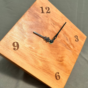 Horloge de table en bois qui ajoute chaleur et personnalité aux espaces minimalistes, son aspect artisanal confère à l'horloge un look raffiné. - Product Image 1