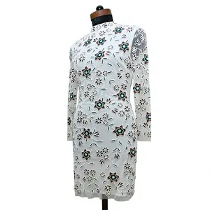 Robe fourreau élégante blanche brodée de fleurs, col haut, manches longues, longueur genou, robe faite à la main - Product Image 1