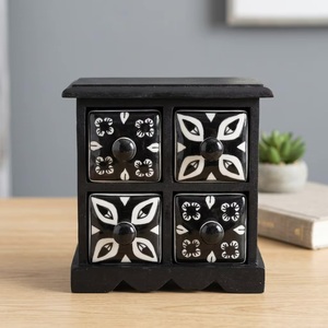 Boîte artisanale en bois massif, style folklorique, tiroirs en céramique, finition polie, design multifonctionnel, forme carrée, motif floral, noir et blanc - Product Image 5