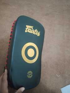 แผ่นรองเตะมวยไทย Fairtex หนังแท้ปรับแต่งได้ ปี 2026 สำหรับการฝึกมวยไทย มวยสากล MMA และคิกบ็อกซิ่ง พร้อมตัวเลือก OEM - Product Image 2