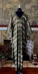 Vestido Kaftan Shibori Tie Dye de Rayón Verde Oliva con Cuello en V, Talla Única, Corte Holgado para Mujer - Product Image 4