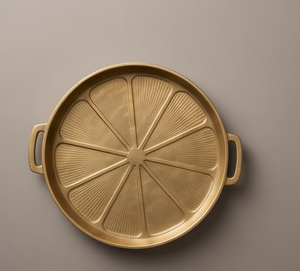 Bandeja Redonda de Aluminio Fundido Dorado con Diseño de Segmentos de Limón y Asas, Directo de Fábrica, Plato para Exhibición de Alimentos para Hotel - Product Image 1