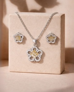 Collier pendentif en argent sterling 925 avec pierre précieuse jaune vif au centre, design floral halo, bijoux pour femmes - Product Image 2