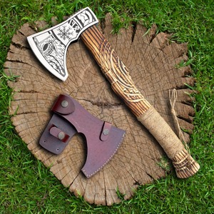 Hacha Grabada Estilo Nórdico – Hacha Vikinga Hecha a Mano con Mango Tallado y Funda de Cuero - Product Image 4