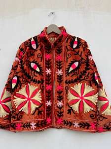 Veste en velours brodée à la main avec des motifs floraux, style bohème Suzani - Product Image 2