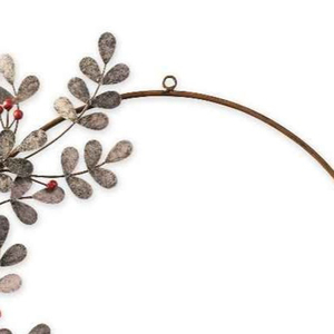 Couronne murale rustique en métal avec des feuilles botaniques argentées et des grappes de baies rouges pour un accent festif charmant - Product Image 4