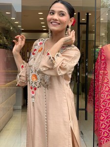 Robe Anarkali en coton beige brodée avec des détails, pour femme, tenue traditionnelle indienne et pakistanaise, longueur au sol, coupe ample - Product Image 6