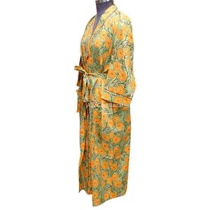 Robe de nuit kimono moderne en coton, douce et respirante, à imprimé floral jaune, col en V, longueur intégrale, manches trois-quarts, pour un sommeil relaxant - Product Image 2