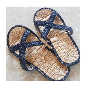 Sandales en jacinthe d'eau tressée pour femmes, élégantes tongs de plage, chaussures écologiques, fabriquées à la main à partir de fibres naturelles de jacinthe d'eau - Product Image 1