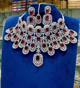 Conjunto de collar tradicional afgano hecho a mano con piedras multicolor, diseños florales de rubí y esmeralda, y oro antiguo. - Product Image 3