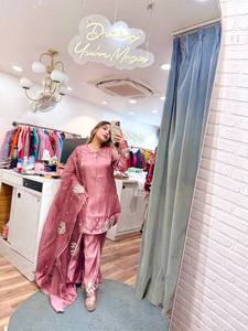 Ensemble de salwar kameez de luxe pour femmes en crêpe naturel avec dupatta en soie organza brodée - Product Image 1