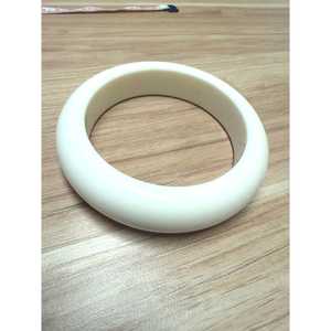 กำไลข้อมือเรซิ่นสีขาวทำมือ ทรงโดมโค้งมน หนา น้ำหนักมาก งานเรซิ่นเนื้อแน่น สีงาช้างนม ดีไซน์โดดเด่น - Product Image 5