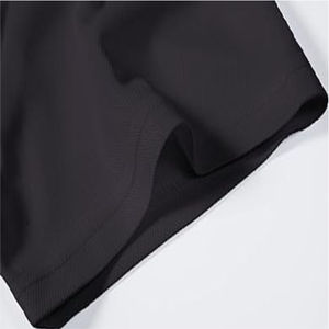 Polo homme noir à manches courtes en coton tricoté, tissu respirant et décontracté avec logo sur le devant. - Product Image 5