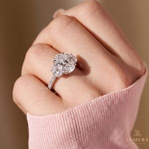 Bague de fiançailles à trois pierres en diamant de laboratoire taille ovale, certifiée IGI, avec pierres latérales demi-lune assorties et élégante bande pavée. - Product Image 3