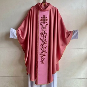Chasuble pour le clergé avec bordure dorée et motif de vigne brodé – Vêtement liturgique religieux formel pour toutes les saisons, tenue d'église - Product Image 1