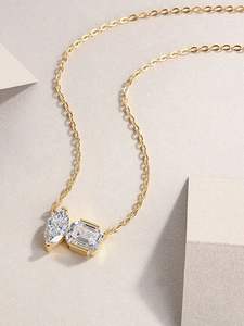 Collier moderne à deux pierres en diamant – Pendentif de créateur en or jaune avec diamants taille marquise et taille émeraude |   Bijoux fins de luxe minimalistes - Product Image 4