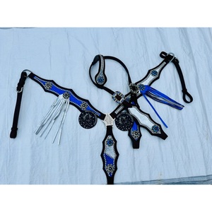 Ensemble de têtière et de collier de poitrine en cuir noir pour cheval de style western, avec conchos en strass bleus et franges, confortable et durable, pour l'équitation - Product Image 1