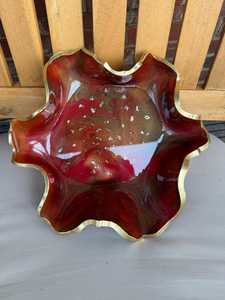 Bol à fleurs en résine bordeaux et or – Fait main avec des accents en feuille d'or - Product Image 2