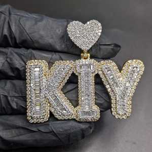 จี้เพชรโมอิสซาไนต์แบบ Iced Out จี้ตัวอักษรสั่งทำได้ สไตล์ฮิปฮอป บลิงๆ สำหรับทุกเพศ แฟชั่นเครื่องประดับ ความใสระดับ VVS รูปหัวใจ ของขวัญ - Product Image 1