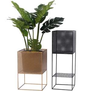 Jardinière en métal légère avec support, facile à déplacer dans les espaces domestiques, les bureaux, les coins et les intérieurs. - Product Image 5