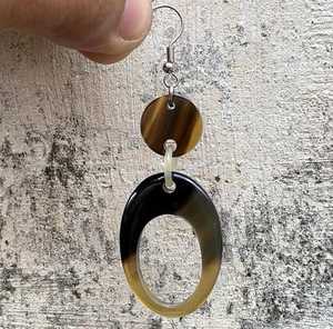 Boucles d'oreilles de mariage tendance et écologiques, faites à la main, polies, durables, design moderne, artisanat naturel en corne de buffle, meilleur prix - Product Image 4
